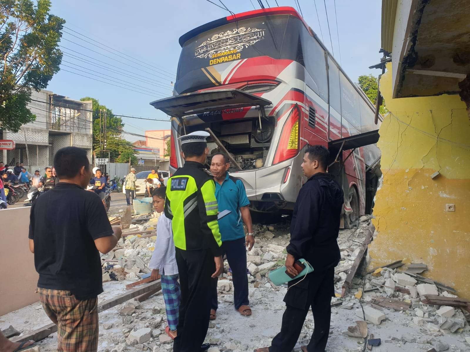 Bus Malam Tabrak Rumah di Jalur Pantura Lamongan