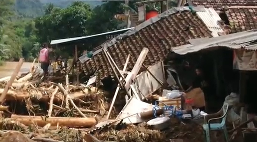 Salah satu rumah nyaris ambruk diterjang banjir bandang/metrotv