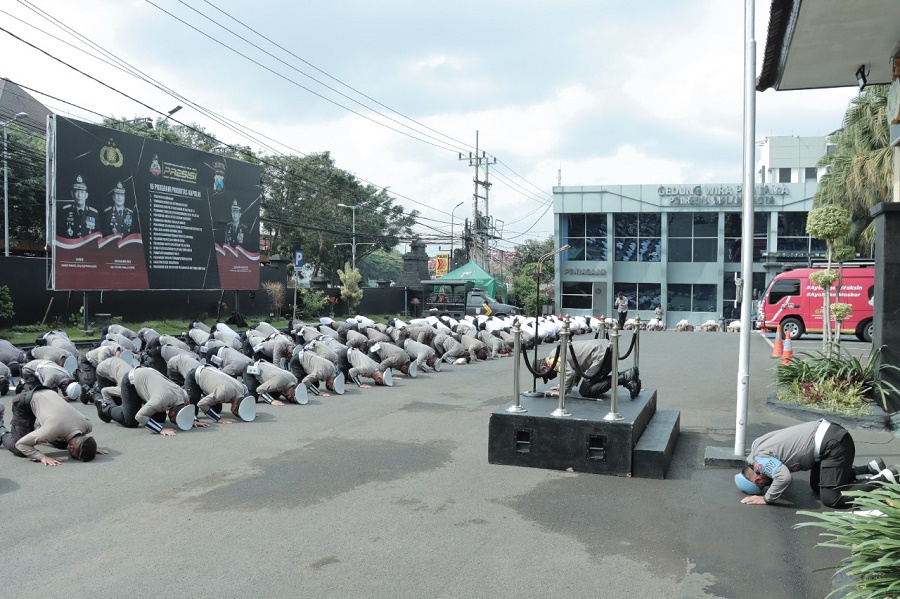 Sujud Massal, Polisi di Malang Minta Ampun atas Tragedi Kanjuruhan