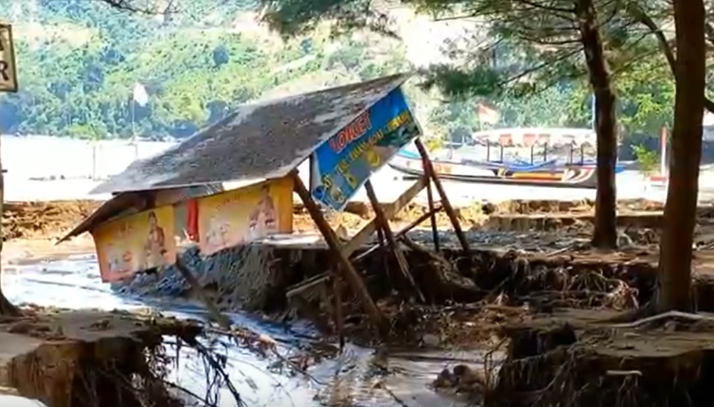 Kerusakan di Pantai Gemah Tulungagung akibat banjir bandang/metrotv