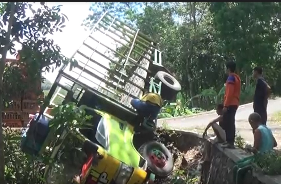 Ikuti Google Maps, Truk Angkut Ayam Terperosok Bibir Sungai