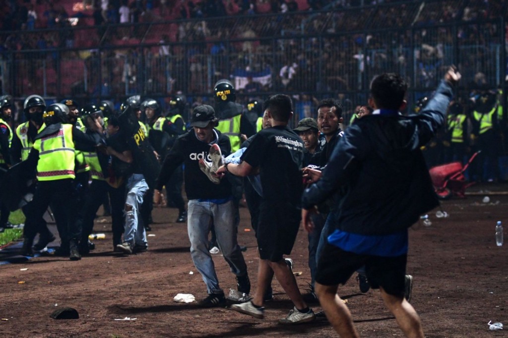 Kericuhan terjadi di Stadion Kanjuruhan Malang usai laga  Persebaya vs Arema FC (Foto / Antara)