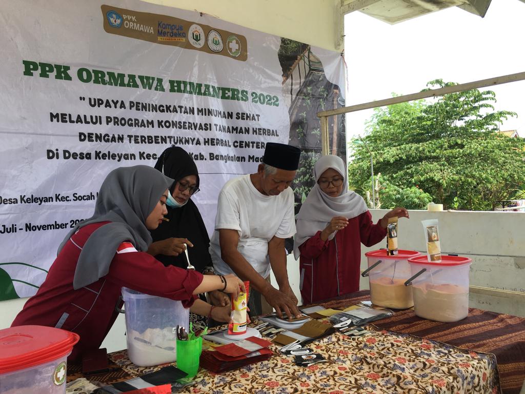 Proses pendampingan produski jamu yang dilakukan Unusa di Desa Kelayan, Kecamatan Socah, Kabupaten Bangkalan, Madura (Foto / Hum)