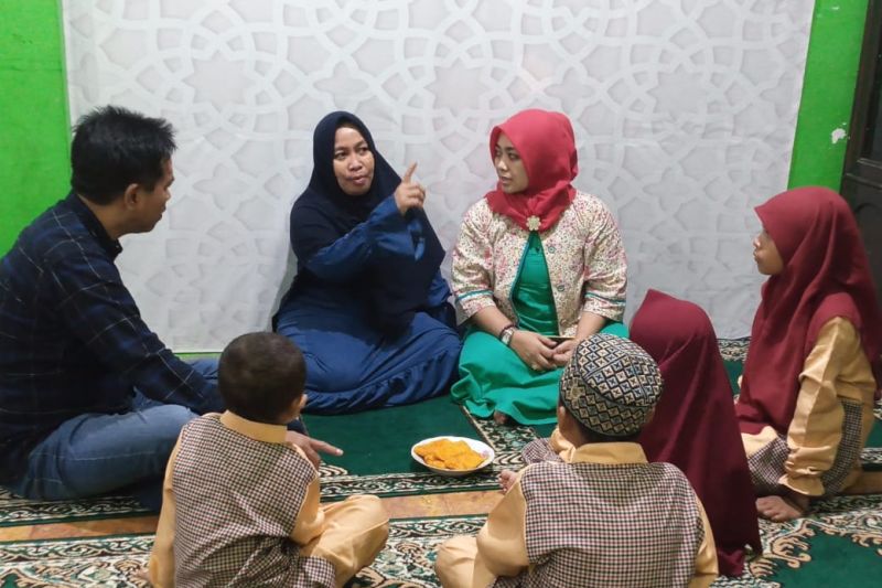 Anggota Komisi A Bidang Hukum dan Pemerintahan DPRD Surabaya Imam Syafi'i saat menemui anak anak di Panti Asuhan Bilyatimi di Jalan Dukuh Kupang XX Nomor 40, Kota Surabaya, Selasa (11/10/2022). (ANTARA/HO-DPRD Surabaya)