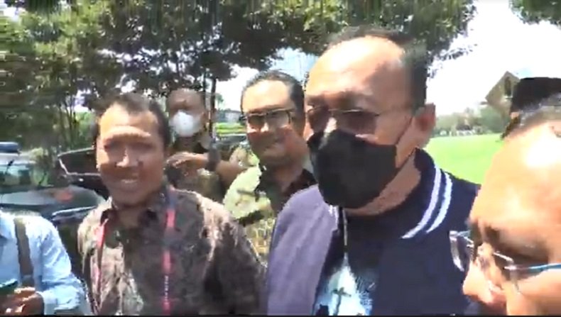 Tersangka tragedi Kanjuruhan Akhmad Hadian Lukita menjalani pemeriksaan di Mapolda (Foto / Metro TV)