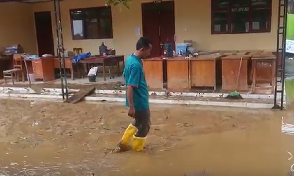 Kembali Dihantam Banjir, Sekolah di Trenggalek Tertimbun Lumpur