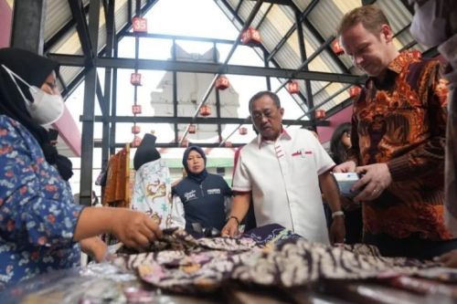 Wakil Wali Kota Surabaya Armuji dan Wakil Duta Besar Inggris Mattew Downing saat pembukaan Dolly Economic District di kawasan eks lokalisasi Dolly, Surabaya, Jatim, Selasa (11/10/2022). ANTARA/HO-Pemkot Surabaya