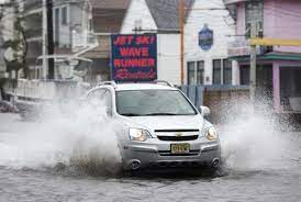 4 Resiko Jika Mobil Nekat Menerjang Banjir