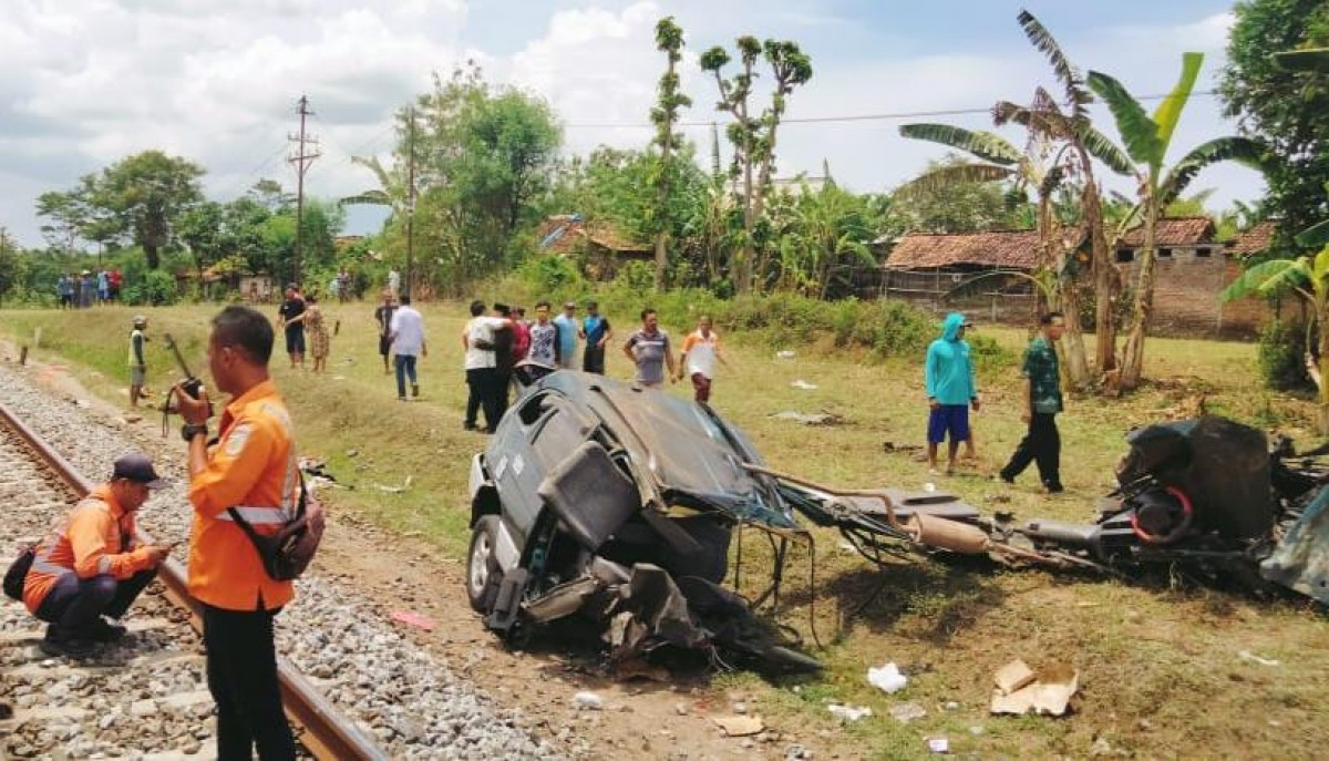Kondisi mobil terbelah 2 usai dihantam kereta di Nganjuk (Foto / Istimewa)