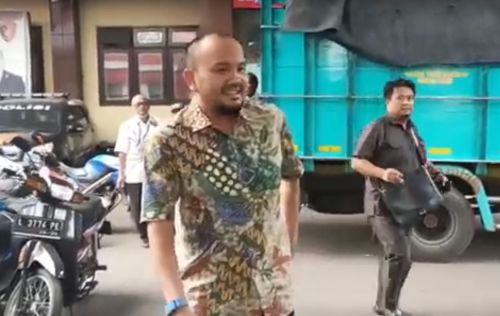 Manajer Arema FC, Ali Rifki usai menjalani pemeriksaan sebagai saksi tragedi Kanjuruhan (Foto / Metro TV)