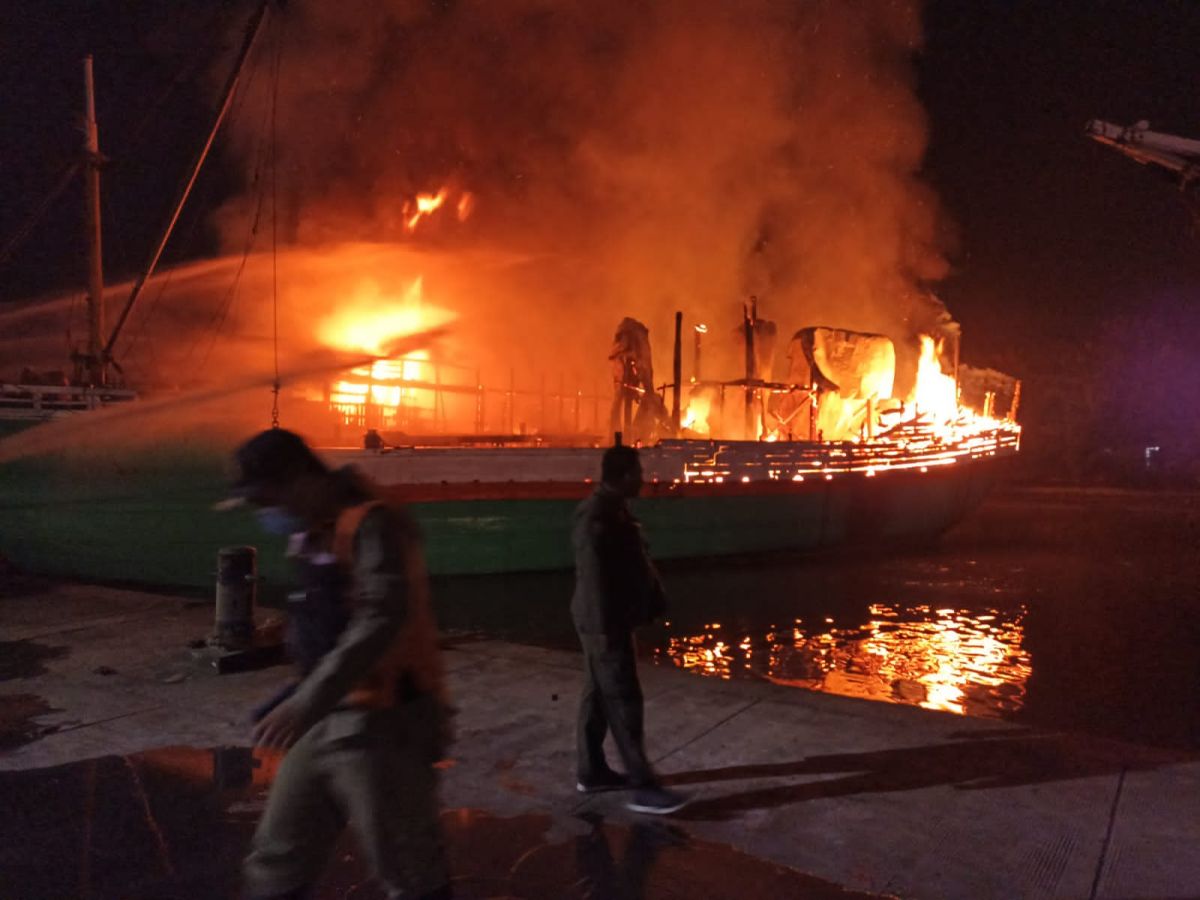 Kapal Kargo Angkut Ratusan Kontainer Terbakar di Pelabuhan Tanjung Perak