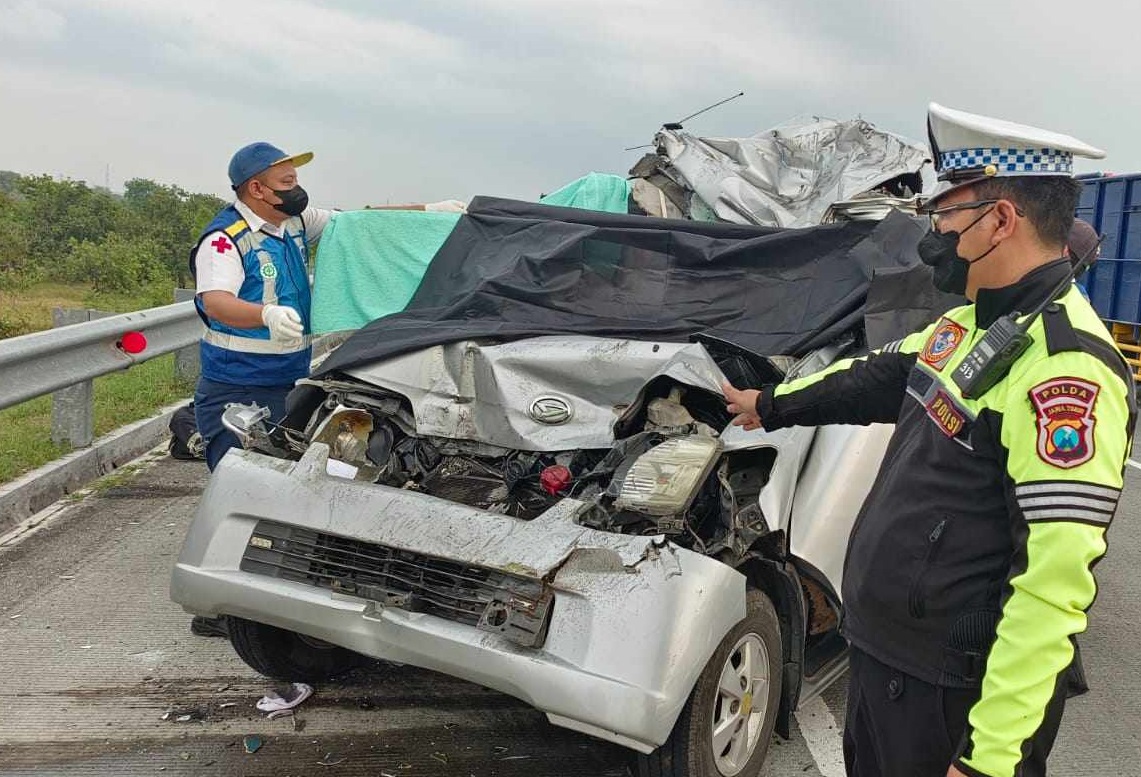 Kondisi mobil Grand Max usai menabrak truk yang mengakibatkan 1 orang tewas dan 3 luka-luka (Foto / Istimewa)