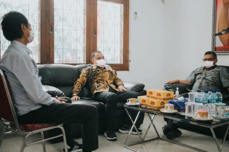 Foto Arsip - Sekjen DPP PDI Perjuangan Hasto Kristiyanto (kanan) saat berdiskusi dengan Ketua DPC PDIP Surabaya Adi Sutarwijono (kiri) dan Wali Kota Eri Cahyadi di kantor DPC PDIP Surabaya, Senin (27/9/2021). FOTO ANTARA/HO-PDIP Surabaya.