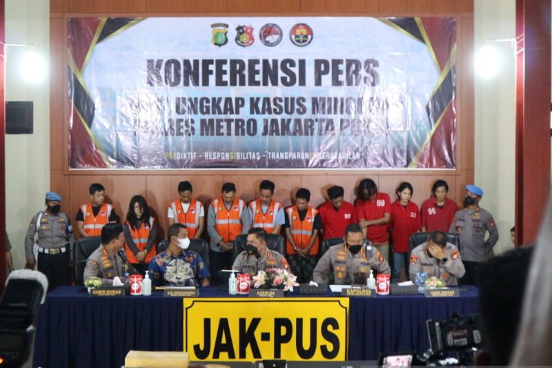 Kapolda Metro Jaya Irjen Pol Fadil Imran (tengah) menggelar konferensi pers. (Branda/Antara)
