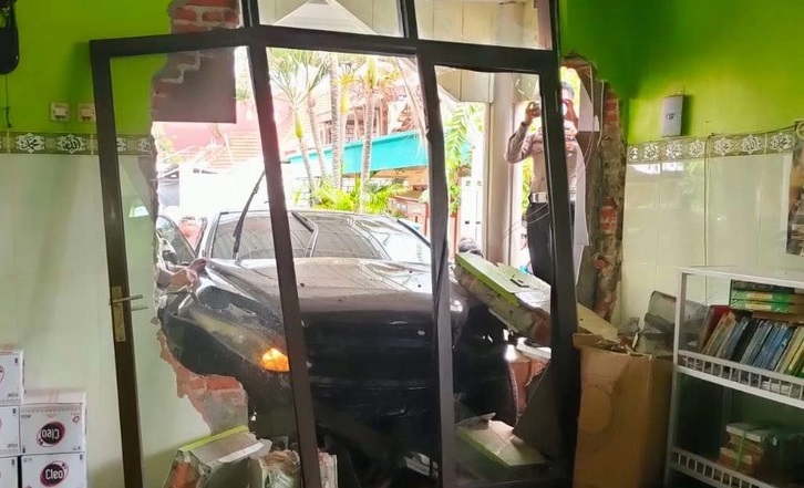 Kondisi mobil setelah menabrak musala/ist