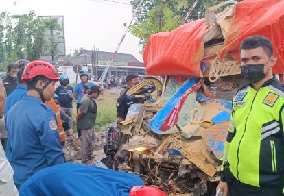 Kondisi truk setelah menabrak tronton di Gedangan, Sidoarjo/ist