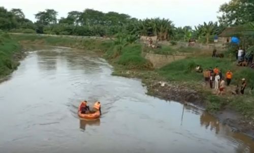 Petugas mencari dua bocah yang diduga tenggelam/metrotv