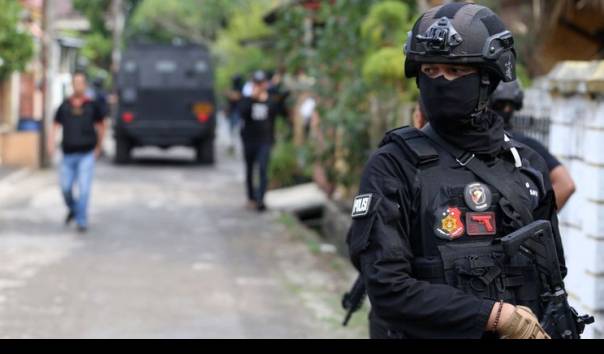 Tim Densus 88 menangkap terduga teroris di Sampang (Foto / Istimewa)