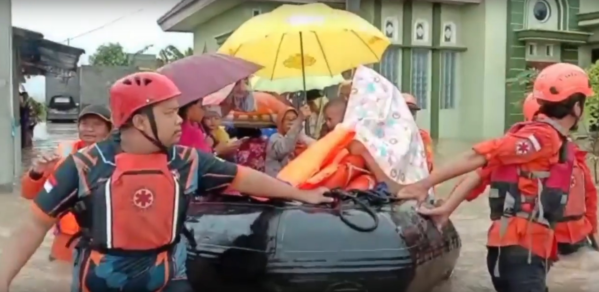 Petugas mengevakuasi warga yang rumahnya tergenang banjir (Foto / Metro TV)