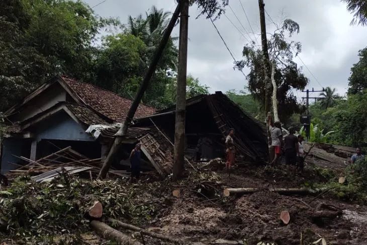 Dua rumah tertimbun tanah longsor di Desa Jambesari, Kecamatan Sumberbaru, Kabupaten Jember, Minggu (16/10/2022). (ANTARA/HO-BPBD Jember)