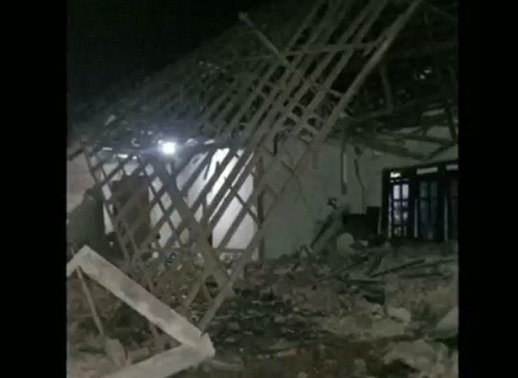 Reruntuhan rumah akibat ledakan bom ikan di Pasuruan/metrotv