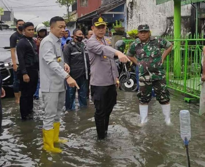 Wabup Blitar Rahmat Santoso saat mengecek sejumlah titik lokasi banjir/ist