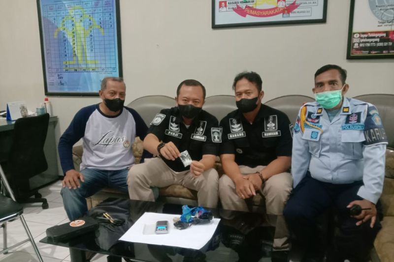 Petugas dari kepolisian dan sipir menunjukkan barang bukti narkoba jenis sabu yang diduga dilempar dari luar tembok penjara di LP Klas IIB Tulungagung, Senin, 17 Oktober 2022. ANTARA/HO-istimewa