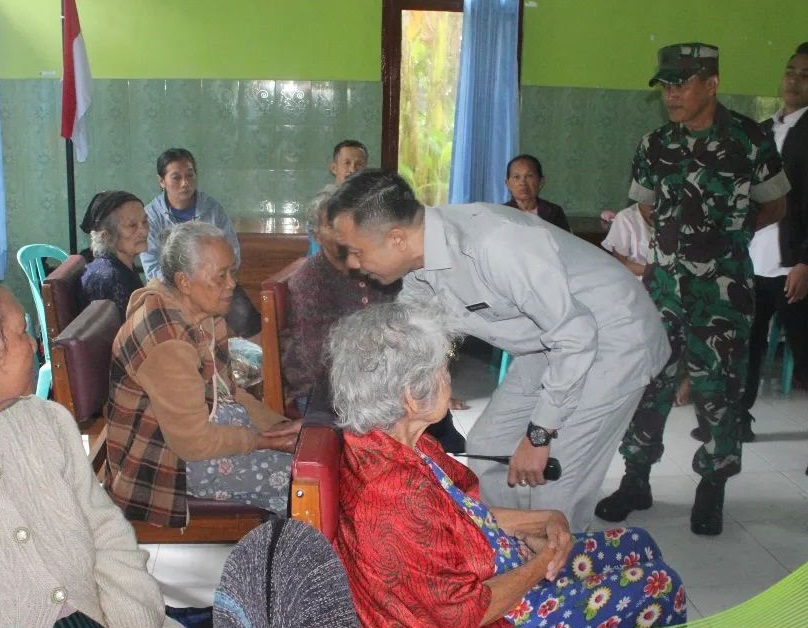 Wabup Blitar Rahmat Santoso melihat kondisi warganya di tempat pengungsian/ist