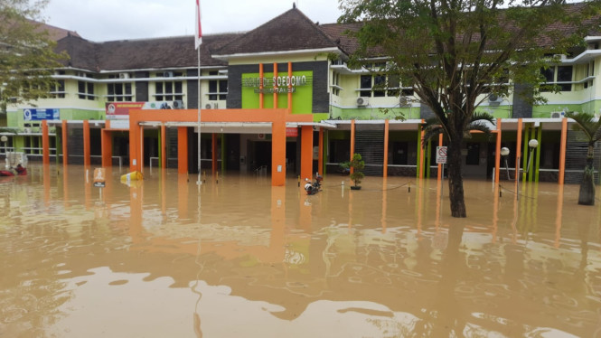 Meluapnya sungai Ngasinan di Trenggalek mengakibatkan Rumah Sakit Umum Daerah (RSUD) dr Soedomo kebanjiran (Foto / Metro TV)