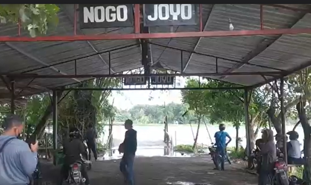 Dermaga yang biasa dipakai perahu bersandar kebanjiran/metrov