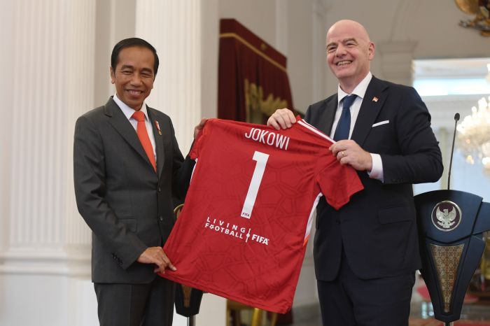 Presiden Joko Widodo (kiri) menerima jersey bertuliskan nama Jokowi dari Presiden Induk Asosiasi Sepak Bola Dunia (FIFA) Gianni Infantino/antara 