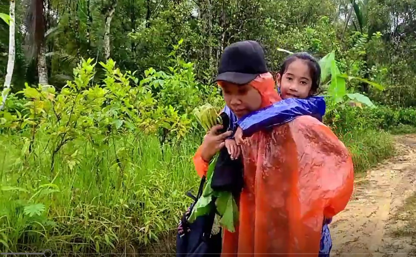 Viral, Ibu Gendong Anaknya Menuju Sekolah di Jalan Berlumpur