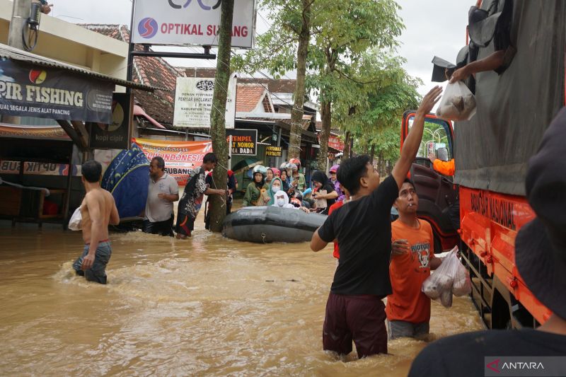 Tim SAR gabungan menyalurkan logistik makanan di titik-titik pemukiman terdampak banjir bandang di wilayah Kelurahan Kelutan, Kota Trenggalek, Jawa Timur, Selasa, 18 Oktober 2022. ANTARA FOTO/Destyan Sujarwoko