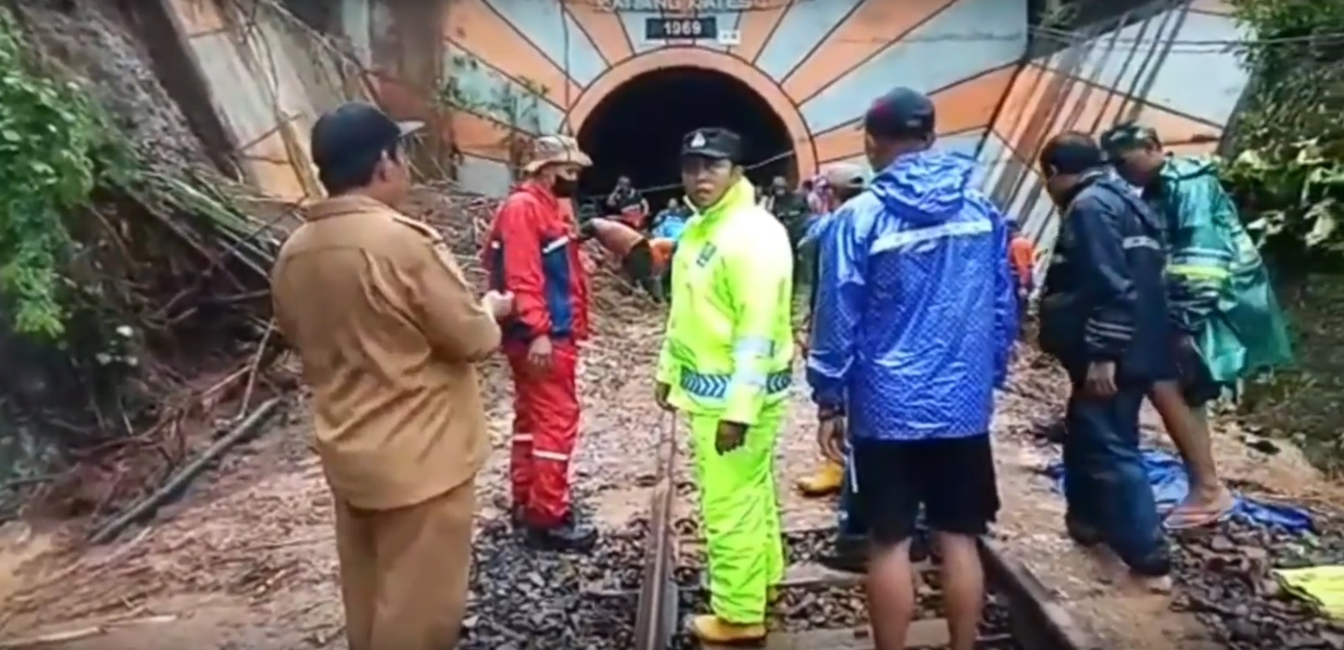 Petugas membersihkan material longsor yang menutup terowongan Karang Tretes, Malang (Foto / Metro TV)