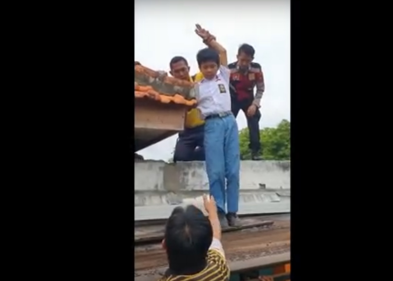 Petugas berhasil mengevakuasi siswa SMA 2 Pamekasan yang mencoba bunuh diri (Foto / Metro TV)