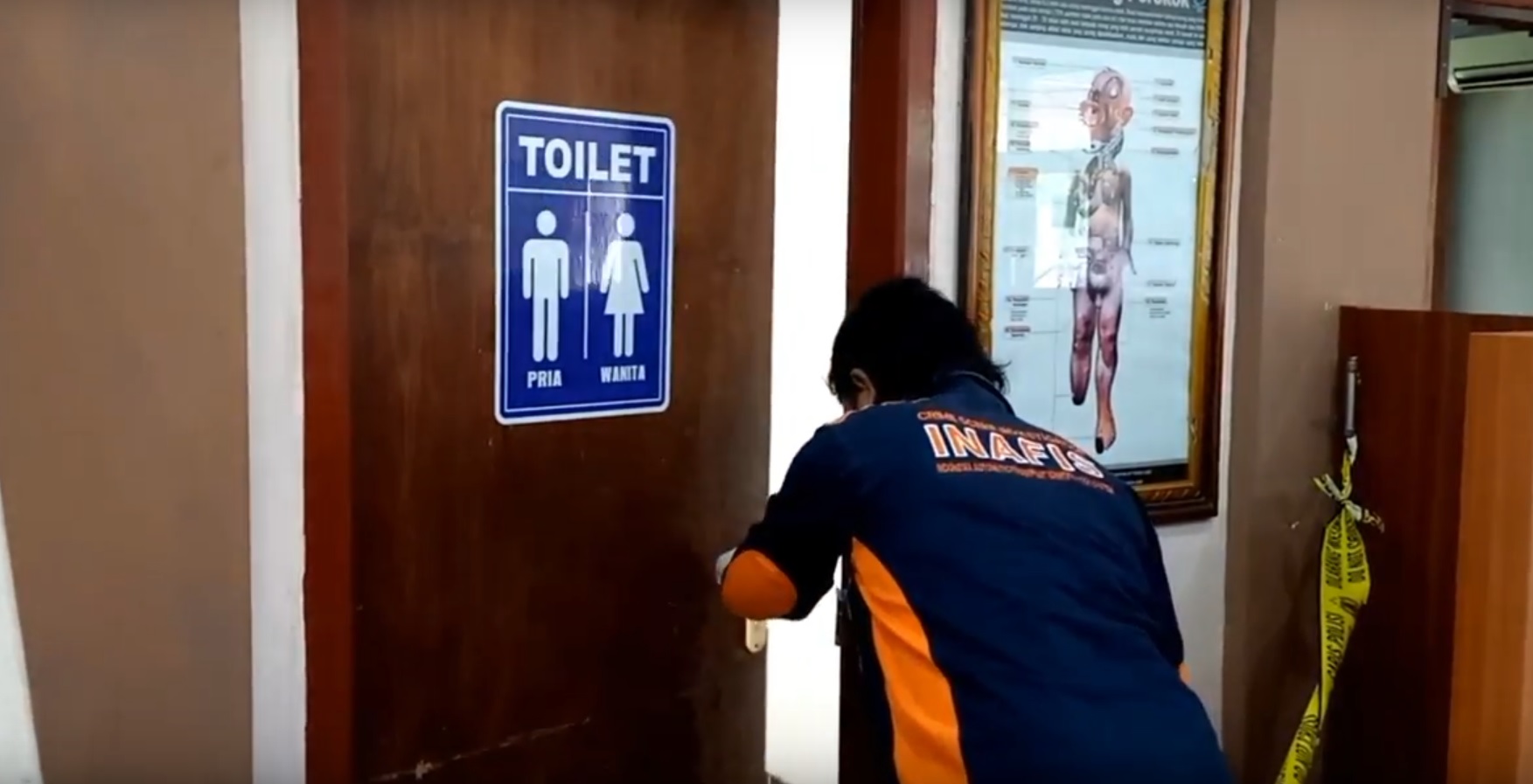 Petugas melakukan olah TKP di toilet Dispendikpora Tulungagung (Foto / Metro TV)