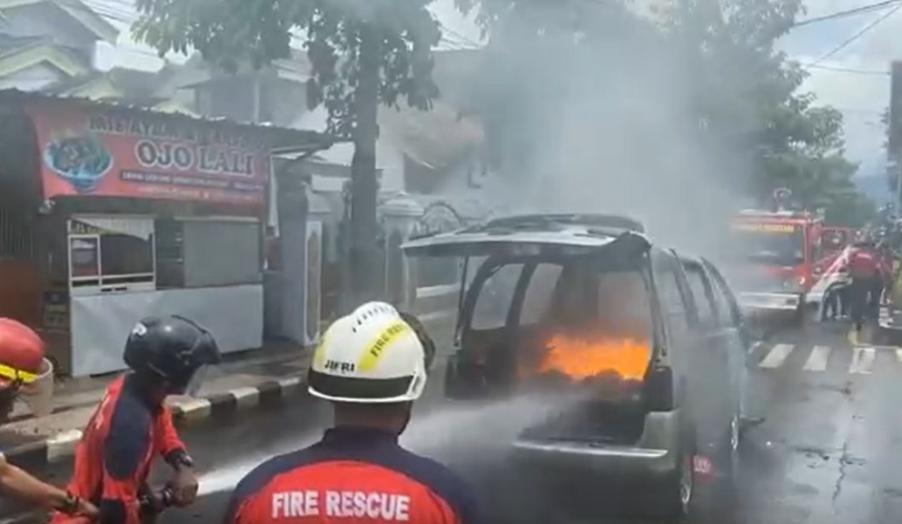 Mobil terbakar di Jalan Soekarno Hatta, Kabupaten Trenggalek, Jawa Timur/metrotv