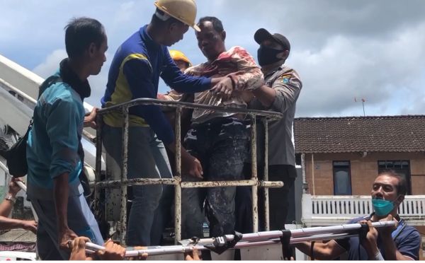 Tersengat Listrik, Pekerja Bangunan Terkapar di Atas Atap