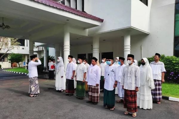 Jelang Hari Santri Nasional 2022, ASN Pemkab Lumajang Pakai Busana Santri