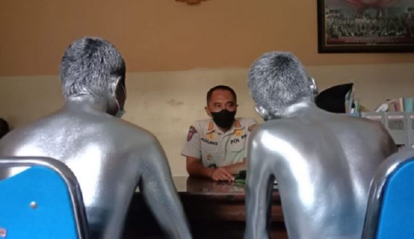 Panik Dikejar Satpol PP, Manusia Silver Sembunyi di Gorong-Gorong
