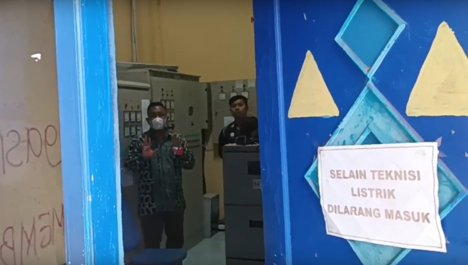 Komisioner Komnas HAM Choirul Anam saat mengecek rekaman CCTV di Stadion Kanjuruhan (Foto / Metro TV)