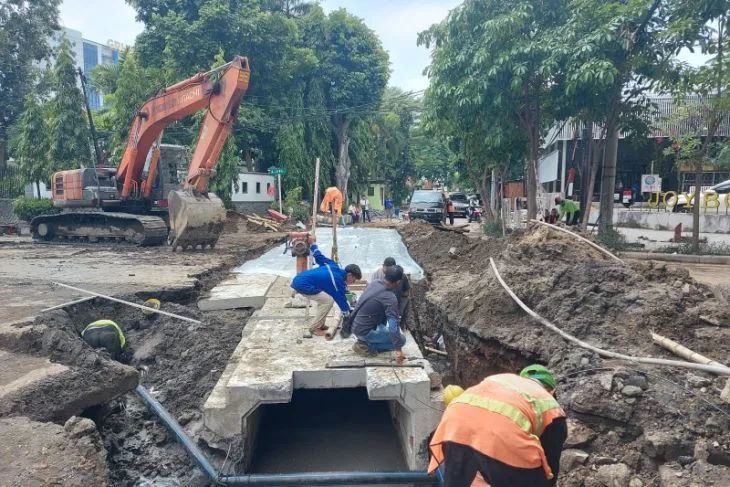 Pengerjaan saluran air di Kota Surabaya, Provinsi Jawa Timur. (ANTARA/HO-Diskominfo Surabaya)