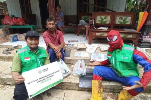 Relawan dari Taman Zakat mengenakan kostum ala Spiderman untuk membantu sekaligus menghibur warga terdampak banjir di kawasan Malang Selatan. ANTARA/HO-LAZ Taman Zakat.