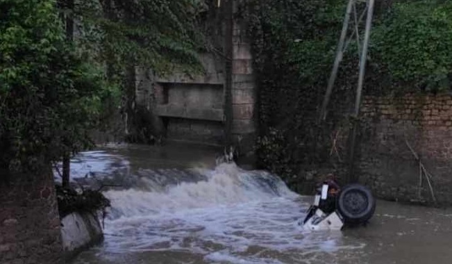 Kondisi truk molen yang masih berada di sungai (Foto / Istimewa)