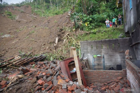 Bencana tanah longsor di Trenggalek/medcom.id