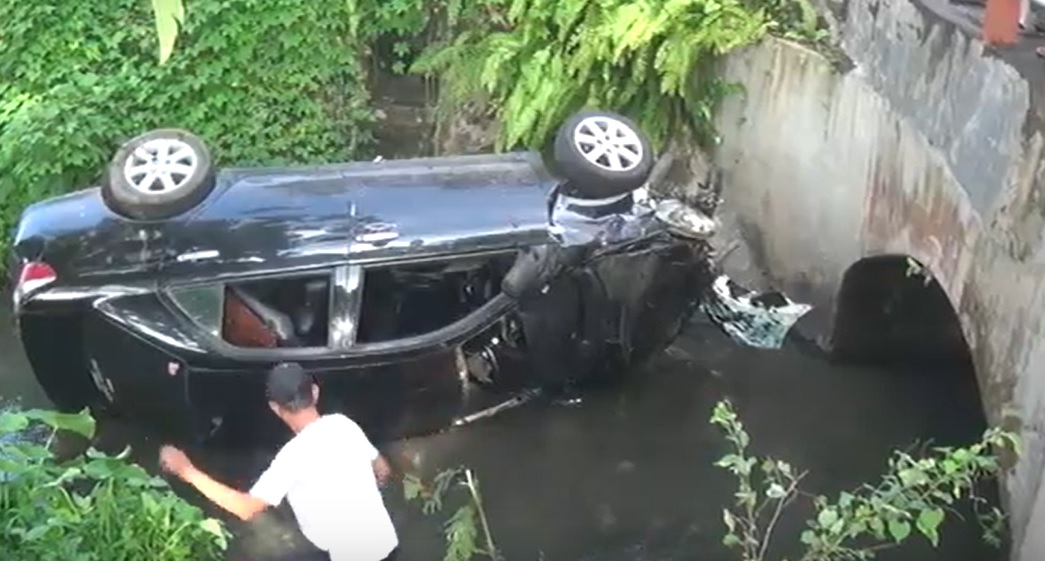 Sebuah mobil sedan terjun ke sungai setelah menabrak jembatan di Desa Rejomulyo, Kecamatan Barat, Magetan/metrotv