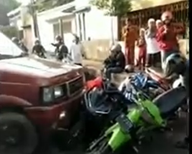Braakk..!! 4 Motor Ditabrak Mobil di Lampu Merah Pasuruan