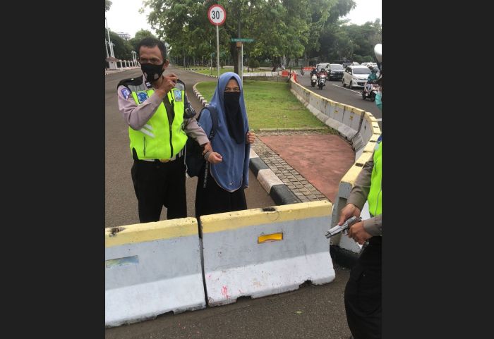 Wanita bersenjata api diamankan aparat kepolisian/ist