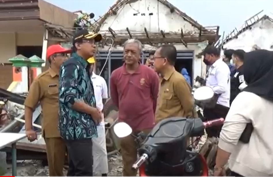 Bupati Sidoarjo, Ahmad Muhdlor, saat meninjau lokasi korban puting beliung/metrotv