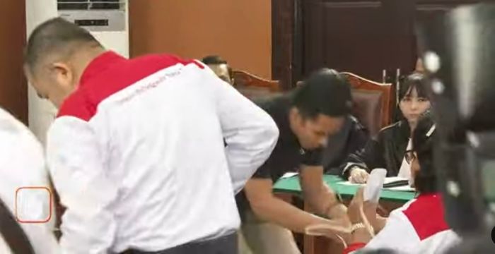 Momen Bharada E menghampiri orang tua Brigadir J di ruang sidang/medcom.id